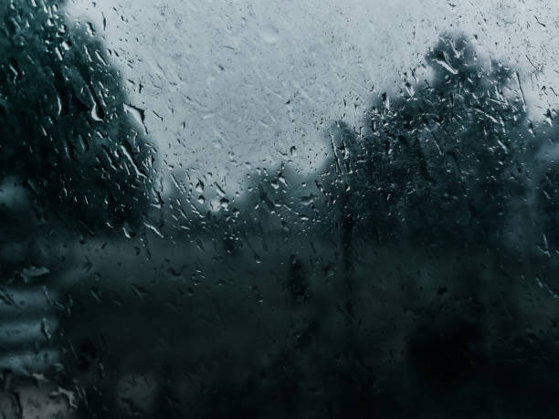 This image showcases dew drops on the window, creating a beautiful, misty view of the rainy season outside. heavy rain in Kuantan, Malaysia capturada desde el interior de una casa durante la temporada de fuertes lluvias, esta imagen muestra gotas de rocío en la ventana, creando una vista hermosa y brumosa de la temporada de lluvias en el exterior. fuertes lluvias en kuantan, malasia