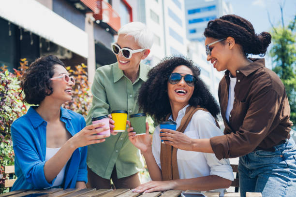 会社の友人の肖像画、女性はコーヒーカップ、クリンク、フリータイム、通り、カフェ、テーブルを屋外で保持 - カフェ話す 海外 ストックフォトと画像