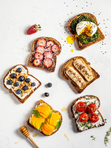 Cream Cheese, Bread, Toasted Bread, Cheese, Sandwich, Food and drink, Bruschetta, Apricot, Antioxidant, Antipasto, Appetizer, Eggs benedict, Berry, Berry Fruit, Banana, Peanut butter, Honey, Snack, Spread - Food, Sweet Food, Tapas, Strawberry, Breakfast tostadas vegetarianas saludables con queso crema, frutas. sándwich de tostadas de frutas frescas de verano. crostini. bruschetta. huevos benedictinos con espinacas. opciones de comida de bruschetta. bocadillos pequeños. pan tostado con queso y tomate ch