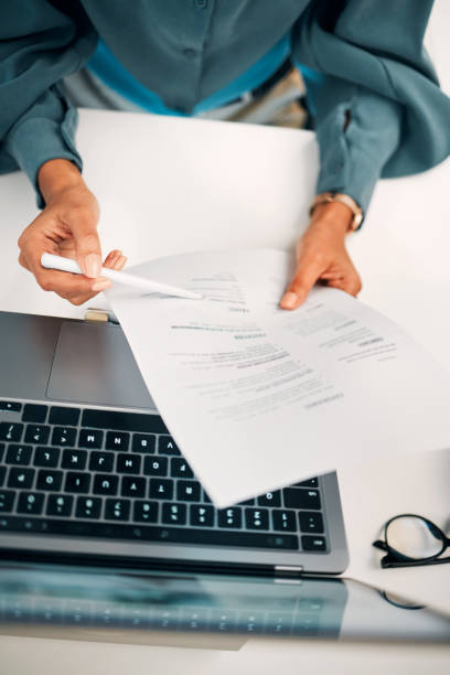 Hands, pen and human resources with resume, laptop with hiring and recruitment decision in workplace with top view. Person reading CV, employee choice and onboarding, job application and information manos, bolígrafo y recursos humanos con currículum, computadora portátil con decisión de contratación y reclutamiento en el lugar de trabajo con vista superior. lectura de cv por persona, elección e incorporación de empleados, solicitud de empleo e