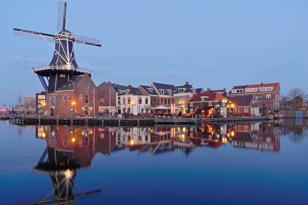 de adriaan windmill- haarlem - netherlands - haarlem stockfoto's en -beelden
