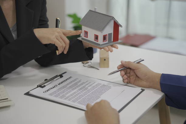 istock Customers and employees are discussing materials by looking at materials. Ideas for selling a home and home insurance Signing a home purchase or sale contract, housing rental, property insurance 2165169285