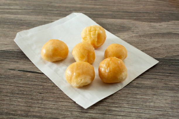 istock 6 donut holes 2165183066
