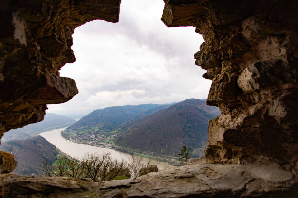 Loch in Steinmauer mit Blick auf die Donau