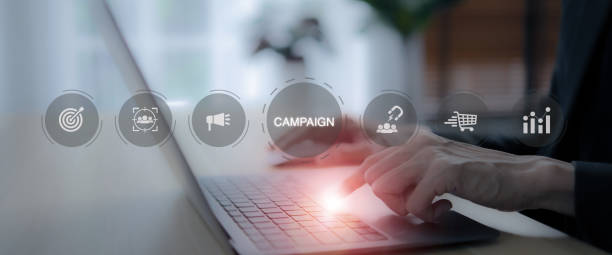 Marketing campaign concept. Businessman using a laptop with icons representing various aspects of a digital marketing campaign, including targeting, customer engagement and data analytics. concepto de campaña de marketing. hombre de negocios que usa una computadora portátil con íconos que representan varios aspectos de una campaña de marketing digital, incluida la orientación, la participación del cliente y el análisis de datos.