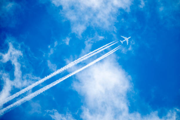 istock Passagierflugzeug mit Kondensstreifen 2165369139