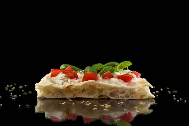 Buonissima pizza italiana farcita con mozzarella, pomodori, basilico e origano su base croccante