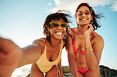 lachende-junge-frauen-in-badebekleidung-die-im-sommer-selfies-am-strand-machen.jpg?b=1&s=170x170&k=20&c=K2FyHmM3F4x3CiOjblyAw7UqxchhbENk1lA-f-7UKTQ=
