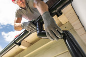 arbeiter-installiert-dachrinnensystem-auf-dem-dach.jpg?b=1&s=170x170&k=20&c=oBBsidbBr4mtLx5Ahi56hn1kPF8AfE4SeZ9MGh3lk8Y=