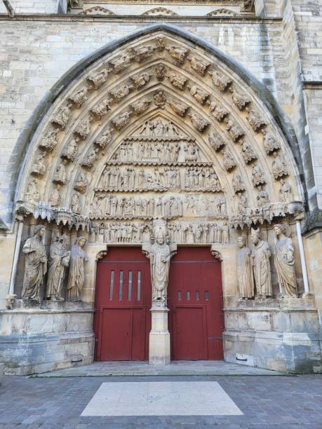 istock Notre Dame Reims 2165609324