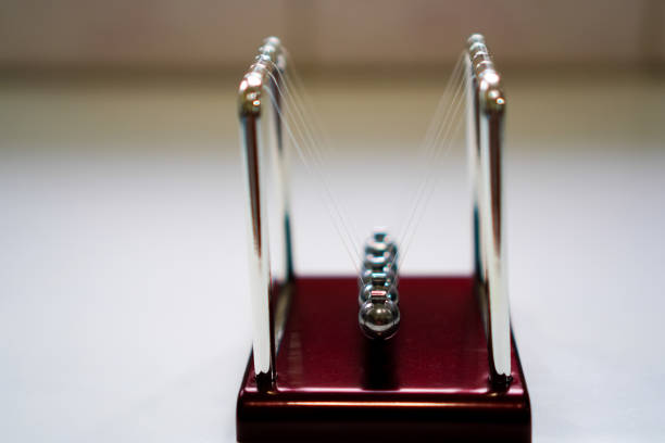 Newton's cradle is a very useful scientific tool for training concentration to focus on the rhythm of the ball hitting. We can put it on our desk to relieve stress while sitting in front of the computer for a long time.