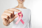 frau-mit-rosa-bewusstseinsband.jpg?b=1&s=170x170&k=20&c=AryiJY5ViDfaGNRiSf1OEYbMWYGltT-cGVIew7ihD9M=