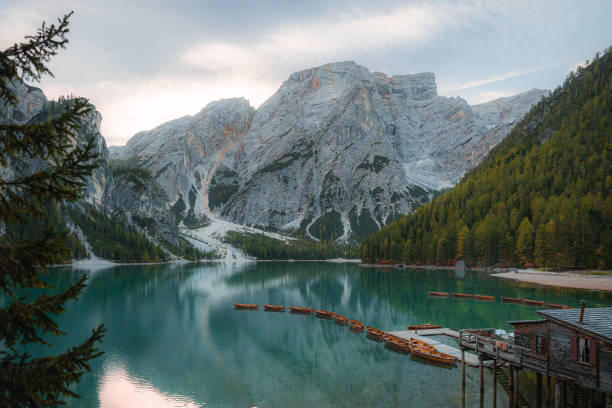istock Lago di Braies 2165752828