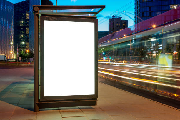 maqueta blanca en blanco para publicidad vertical de banner en la parada de autobús por la noche - valla publicitaria fotografías e imágenes de stock