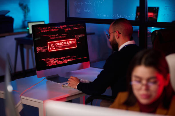 mensaje de error crítico en la pantalla de la computadora - error de programación fotografías e imágenes de stock
