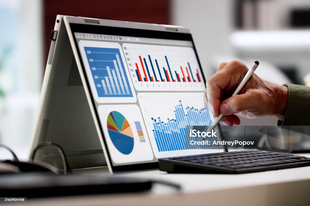 Istock Data Data Analyst Using Data Analytics Kpi Stock Photo - Download Image Now ...