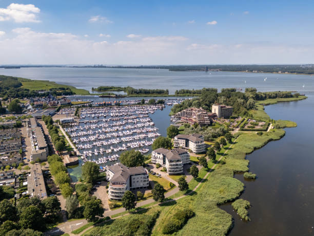 istock Huizen marina by drone 2165907366