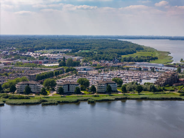 istock Huizen marina by drone 2165907367