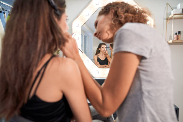 istock Visagiste applying makeup on woman 2166041127
