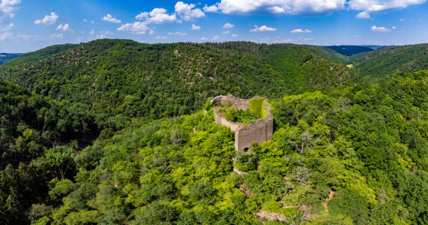 luftaufnahme der ruine rauschenberg, deutschland - hunsrück stock-fotos und bilder