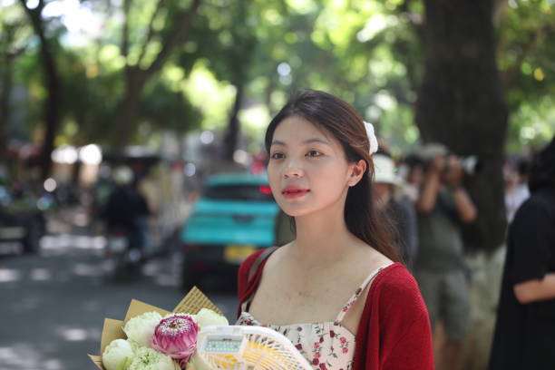 Girl takes photo with flower car, keeps memory of autumn in HanoiHanoi enters early autumn, which is also the time when Phan Dinh Phung street is more crowded than usual when many young people come to check in on one of the most romantic streets in Hanoi. In the early days of autumn, Phan Dinh Phung and Hoang Dieu streets become more bustling. Flower bicycles carry colorful flowers, carrying hope for mothers and sisters who spend many days traveling with flower bicycles, bringing a lot of joy to their eyes. in the spirit of young people