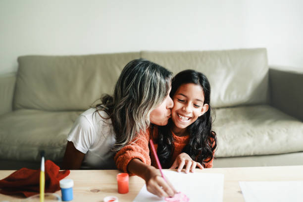 gia đình, mẹ và con gái vui vẻ vẽ tranh cùng nhau tại phòng khách nhà. đa dạng và khái niệm giáo dục nghệ thuật - mẹ và con vẽ tranh hình ảnh sẵn có, bức ảnh & hình ảnh trả phí bản quyền một lần