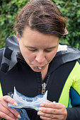 frau-spuckt-auf-schwimmbrille.jpg?b=1&s=170x170&k=20&c=pSwhmO4tK3XYQ9zmsyrfyP5xhUZ7vkfChRTV4zAJtOk=