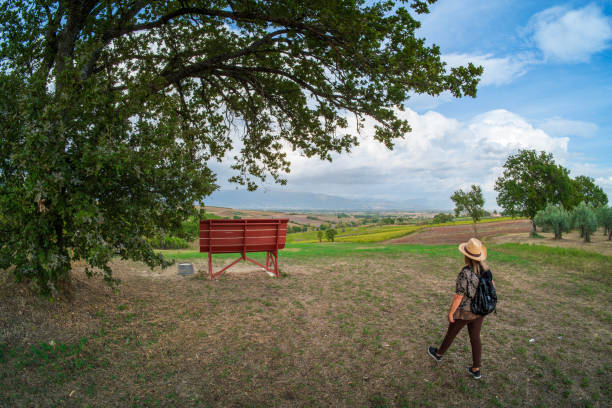 Donna verso la panchina paesaggistica di Bevagna
