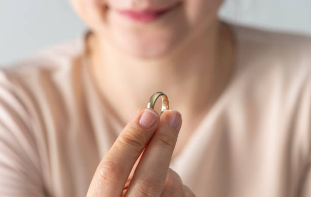 wedding ring - bague tenue par les doight photos et images de collection