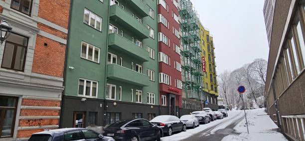 contemporary architecture in oslo city center - königliches schloss von oslo fotos stock-fotos und bilder