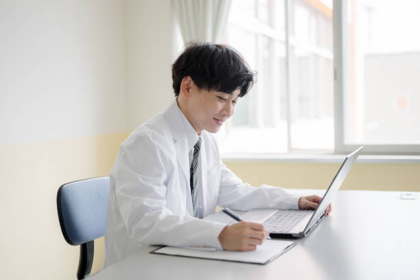 doctor - オンライン診療 日本 ストックフォトと画像