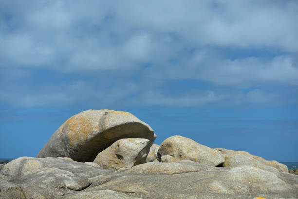 istock Rochers sur le littoral 2166559181
