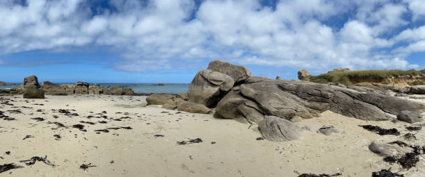 istock Rochers sur le littoral 2166559273