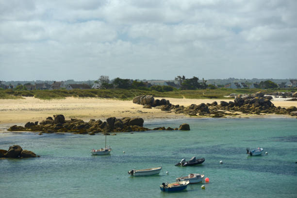istock Rochers sur le littoral et bateaux de plaisance 2166559372