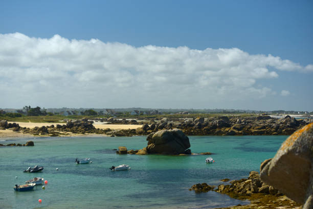 istock Rochers sur le littoral et bateaux de plaisance 2166559383