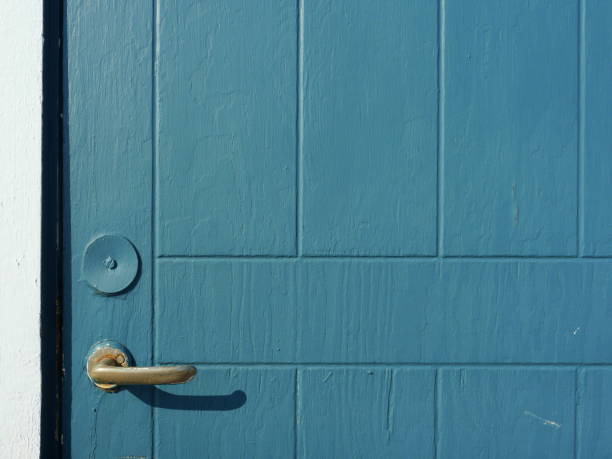 The door painted in Swedish blue features a traditional color typical of Scandinavian wooden elements like doors and windows, offering an inspiring aesthetic.