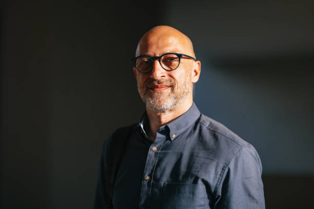 pengusaha percaya diri tersenyum di lingkungan perkotaan yang diterangi sinar matahari - pemimpin foto potret stok, foto, & gambar bebas royalti