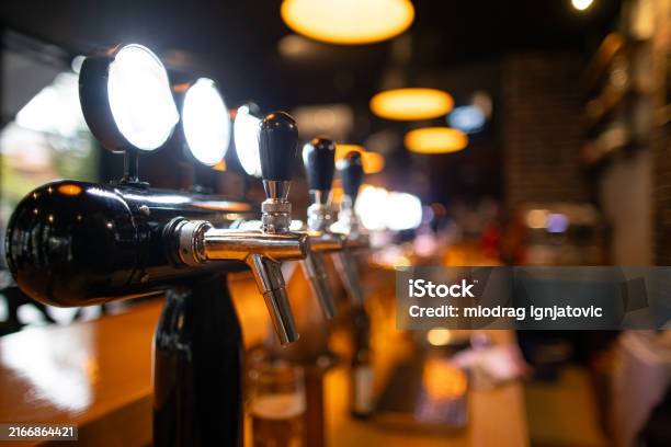 Beer Taps In A Pub Hình ảnh Sẵn có - Tải xuống Hình ảnh Ngay bây giờ - Quán rượu - Cửa hàng thực phẩm và đồ uống, Quầy bar, Quán rượu