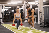 starke-fitte-sportlerin-die-mit-ihrem-trainer-im-fitnessstudio-ausfallschritte-mit-kurzhanteln.jpg?b=1&s=170x170&k=20&c=QkAqusfIUYQdDDaruIDO1LU9mrJ3bYBP8Du20SoXjHw=
