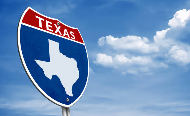 texas state map on interstate road sign - texas stockfoto's en -beelden