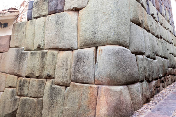 The twelve-angled stone is an archeological artifact in Cuzco, Peru. It was part of a stone wall of an Inca palace, and is considered to be a national heritage object. The stone is currently part of a wall in the palace of the Archbishop of Cuzco. la piedra de doce ángulos es un artefacto arqueológico en cuzco, perú. formaba parte de un muro de piedra de un palacio inca, y es considerado como un objeto patrimonio nacional. la piedra forma parte de un muro en el palacio del arzobispado de cuzco.