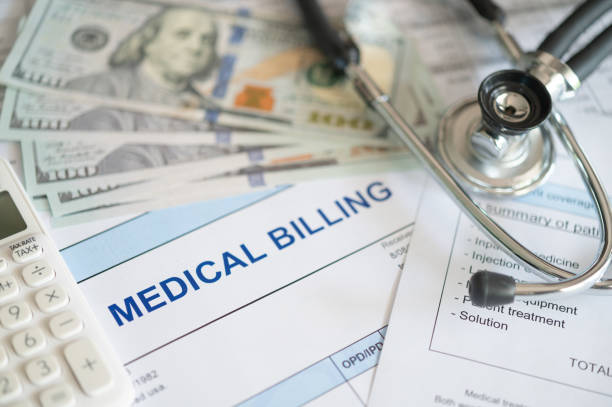 document de facturation médicale et billet de banque en dollars, calculatrice, stathoscope. concept de frais de traitement médical. - dépense photos et images de collection