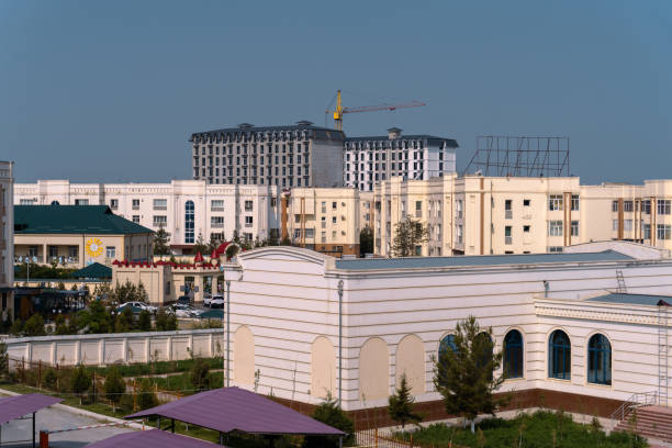 istock A city skyline with a large building in the middle 2167761262
