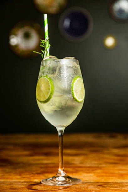 Gin Tônica Refrescante com Alecrim e Limão - receita deliciosa profissional - passo 2