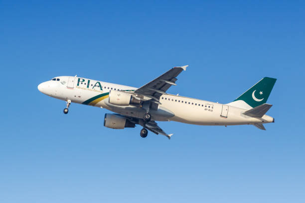 avi%C3%B3n-airbus-a320-de-pia-pakistan-international-airlines-en-el-aeropuerto-de-dub%C3%A1i-en-los