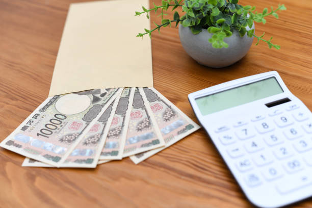 封筒に入った電卓と新紙幣(新1万円札)のイメージ - 給付金 ストックフォトと画像