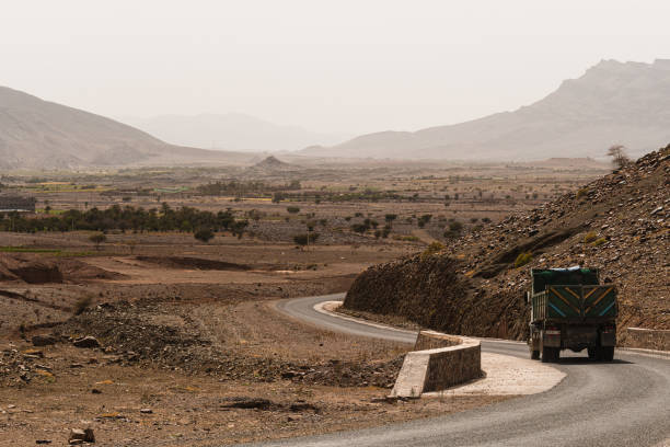 In Morocco, progress is evident. It is normal to see how during the trip we find machinery and personnel carrying out asphalt work in the rocky desert of Morocco.