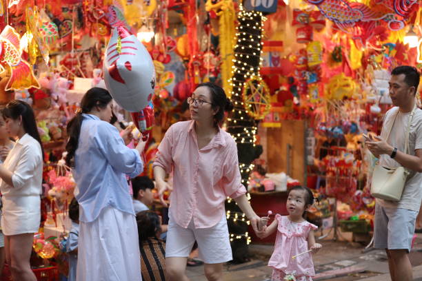 Mid-Autumn Festival Comes Early on Hang Ma StreetThis year's Mid-Autumn Festival, Hang Ma Street has once again become the center of attraction for locals and tourists with its colorful space of lanterns and traditional toys.Although it is still nearly a month until the Mid-Autumn Festival, Hang Ma Street these days is sparkling and brilliant with the colors of thousands of traditional Mid-Autumn toys covering the street.