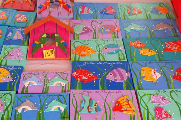 The sale of handicrafts to tourists includes typical objects as well as pieces made with coral, and many pearls!