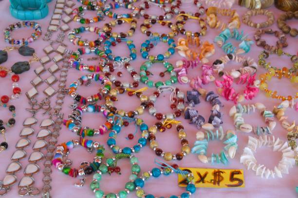 The sale of handicrafts to tourists includes typical objects as well as pieces made with coral, and many pearls!
